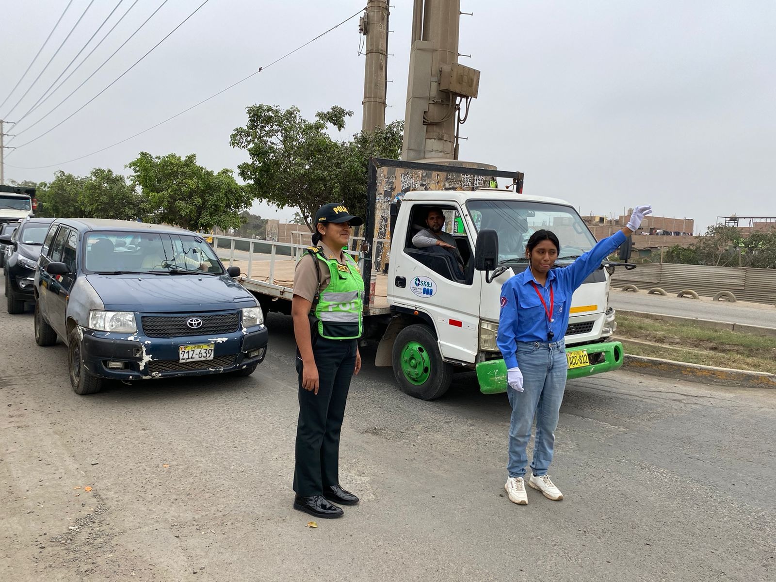 Como todos los años en el día de Santa Rosa de Lima, patrona de la Policía Nacional del Perú, cientos de scouts en Lima y las ciudades del interior del país apoyaron en la dirección del tránsito.