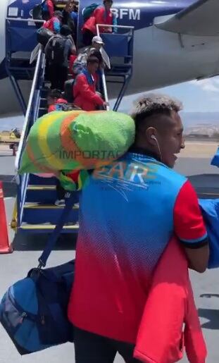David Maguiña subiendo al avión con su bolsa de mercado. (Captura Visión Deportiva Huaraz)