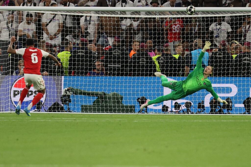 Gabriel Magalhaes erró el penal decisivo para la consagración de PSG. (Photo by Odd ANDERSEN / AFP)