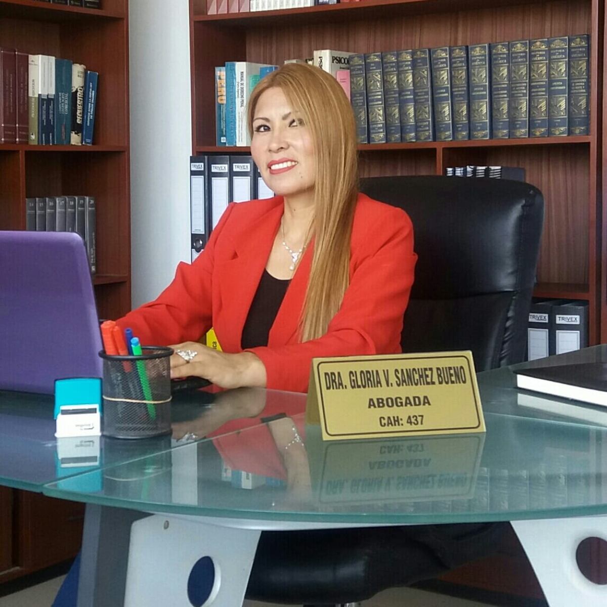 De lunes a viernes es abogada y los fines de semana canta huaynos jaraneros y románticos. Foto: Facebook Gloria Sánchez.