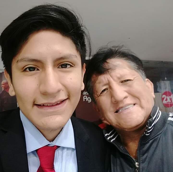 Papá e hijo llegaron a cantar juntos la canción 'Qué linda flor'. Foto: Facebook.