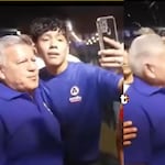¡Lo agarraron desprevenido! Joven se acerca a César Acuña para un selfie y le revienta un huevo en la cabeza