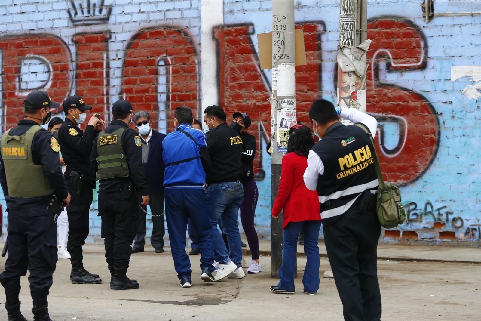 Aquí, Carrasco y Torre narraron cómo auxiliaron a Jiménez luego que se recostó en un poste. | Foto: Hugo Curotto