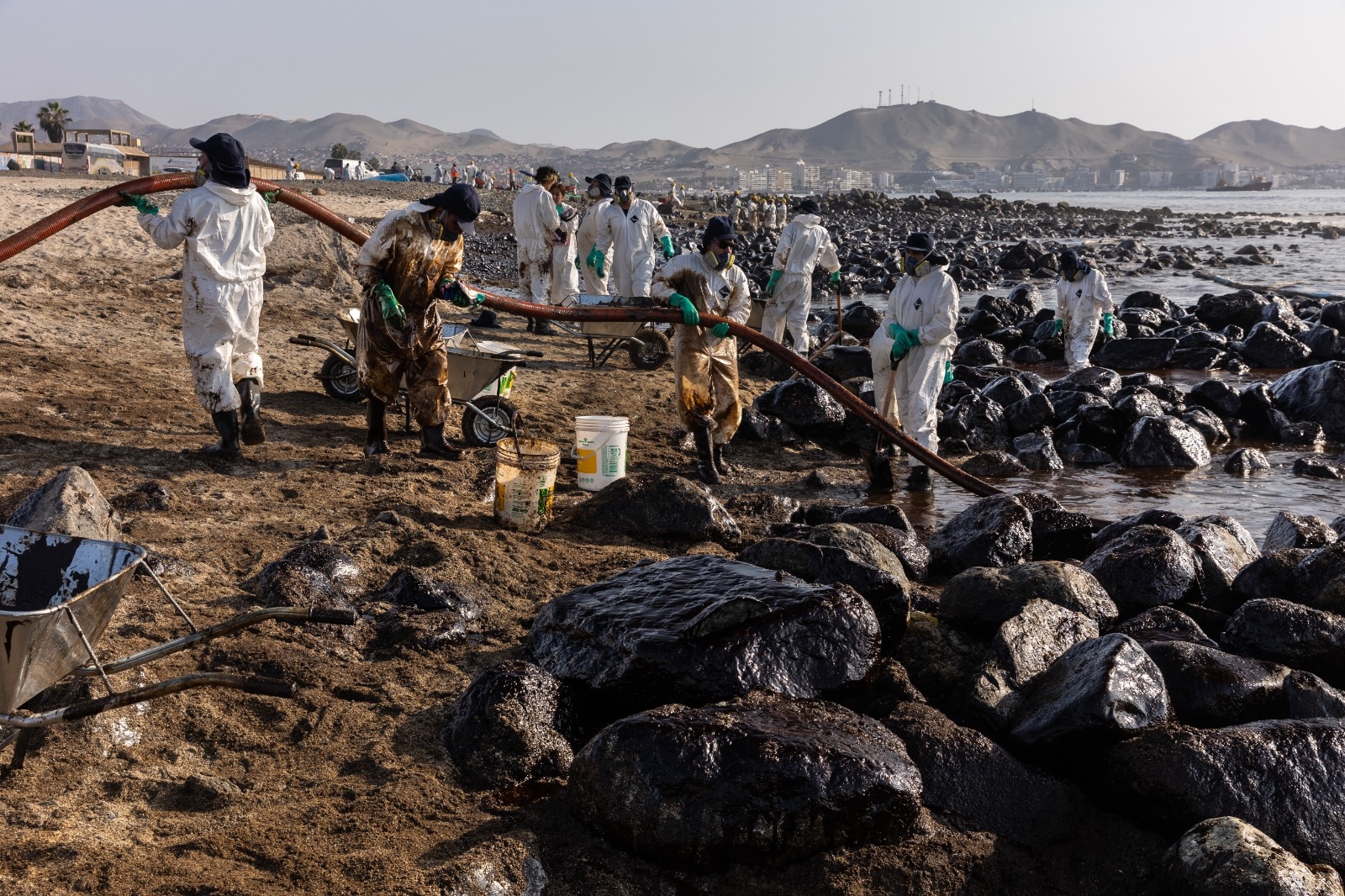 El 15 de enero de 2022, oleajes anómalos provocaron el vertido de miles de barriles de crudo desde la Refinería La Pampilla.