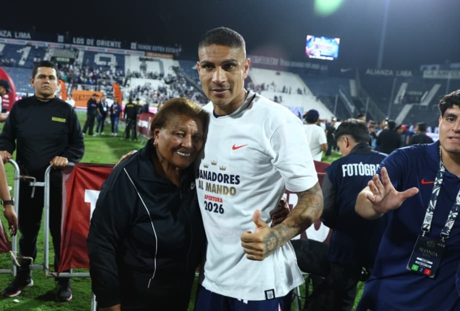 Paolo Guerrero celebra al lado de doña Peta. (Fotos: Giancarlo Ávila/@photo.gec)