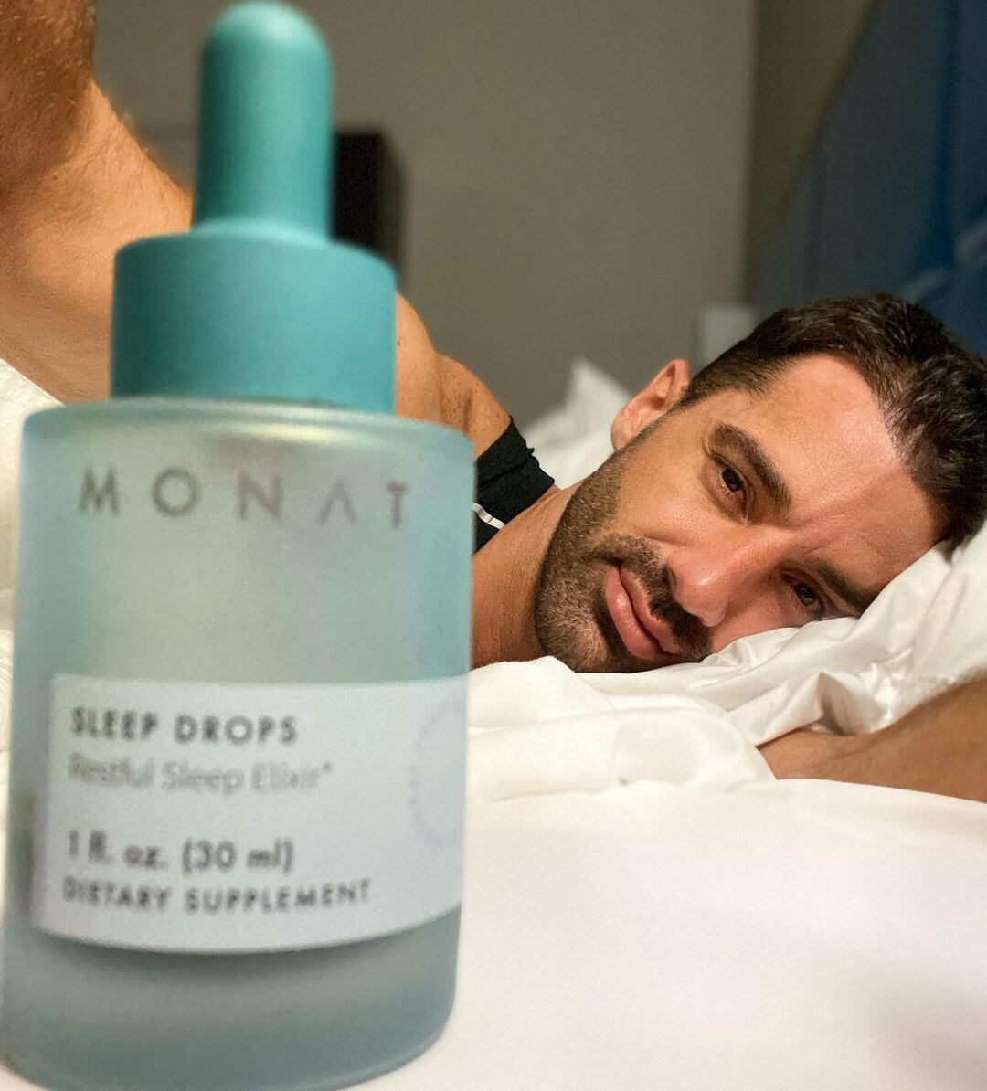 El bailarín y emprendedor promocionando los productos de "Monat" (Foto: Toni Costa / Instagram)