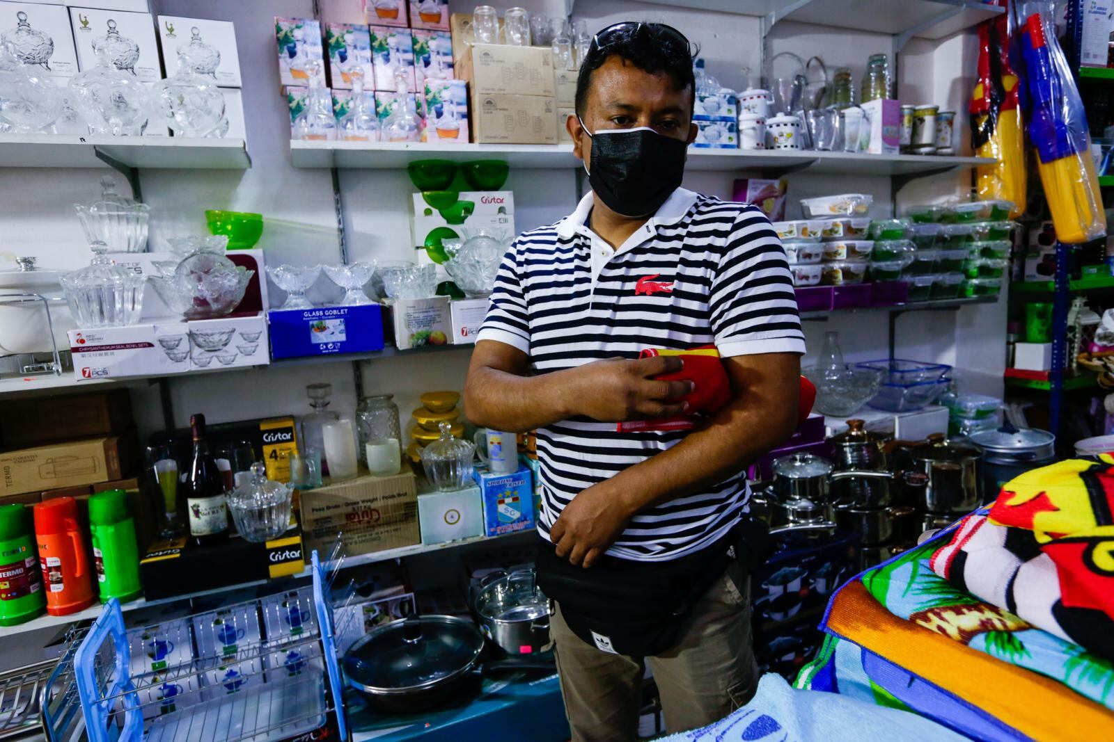 Agraviado recrea el momento del hurto. | Foto: Fernando Sangama