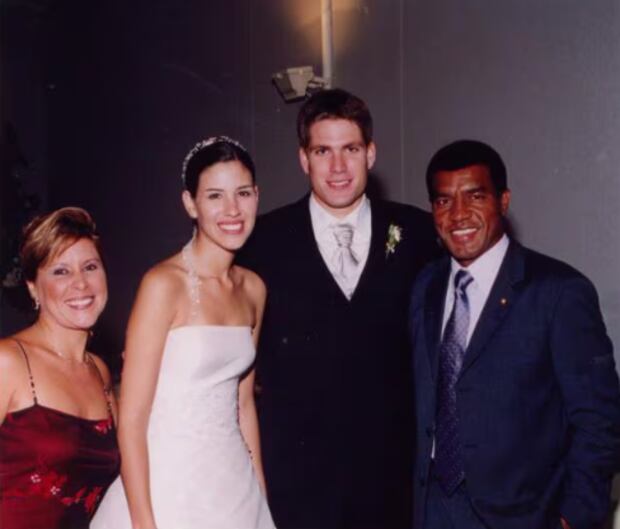 Pabo Bazán y su esposa Janice en su boda en 2005.
