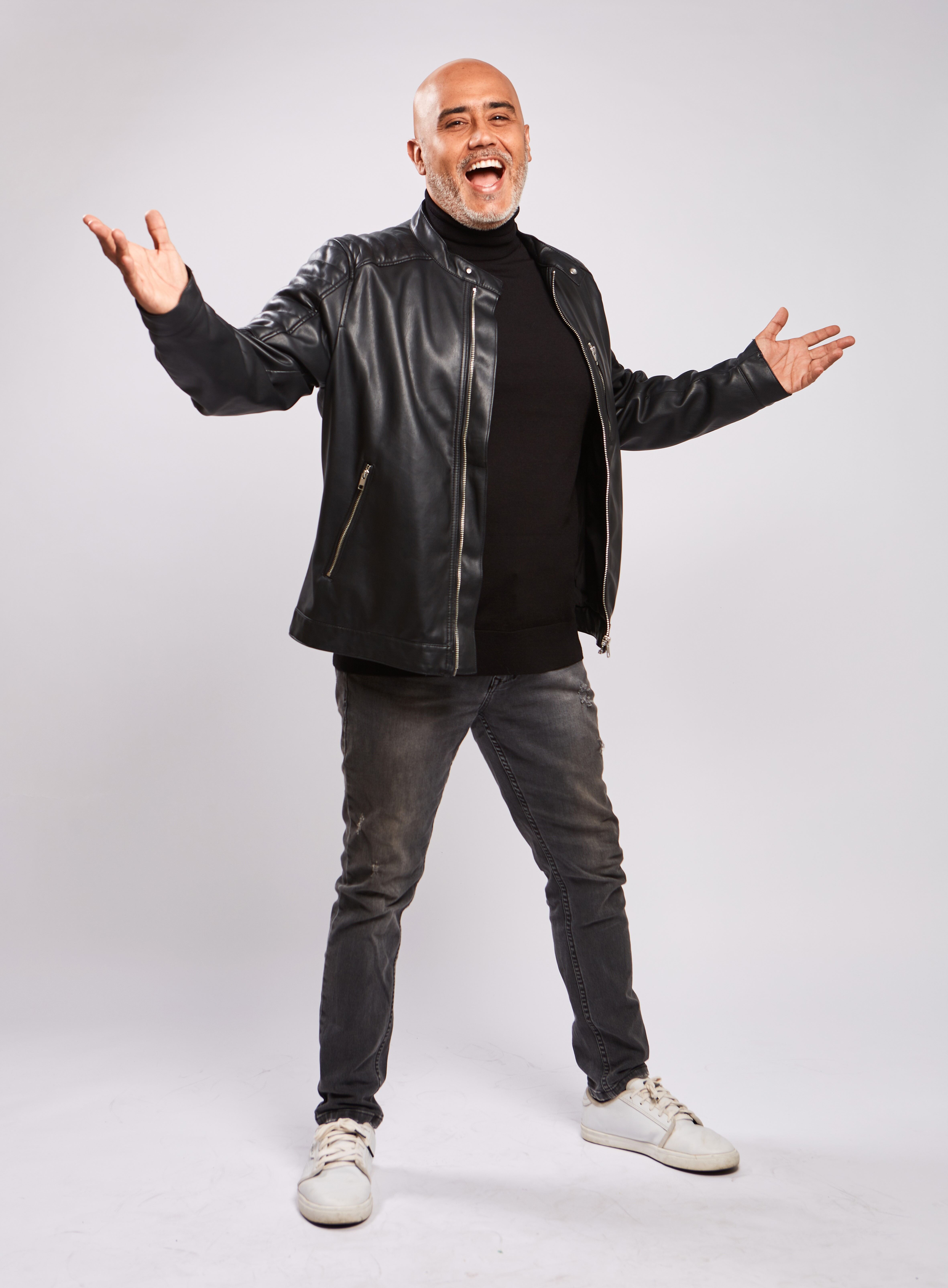 Cantautor tendrá de invitados en su concierto del 15 de septiembre a Bartola, César Vega, Cielo Torres y Milena Warthon