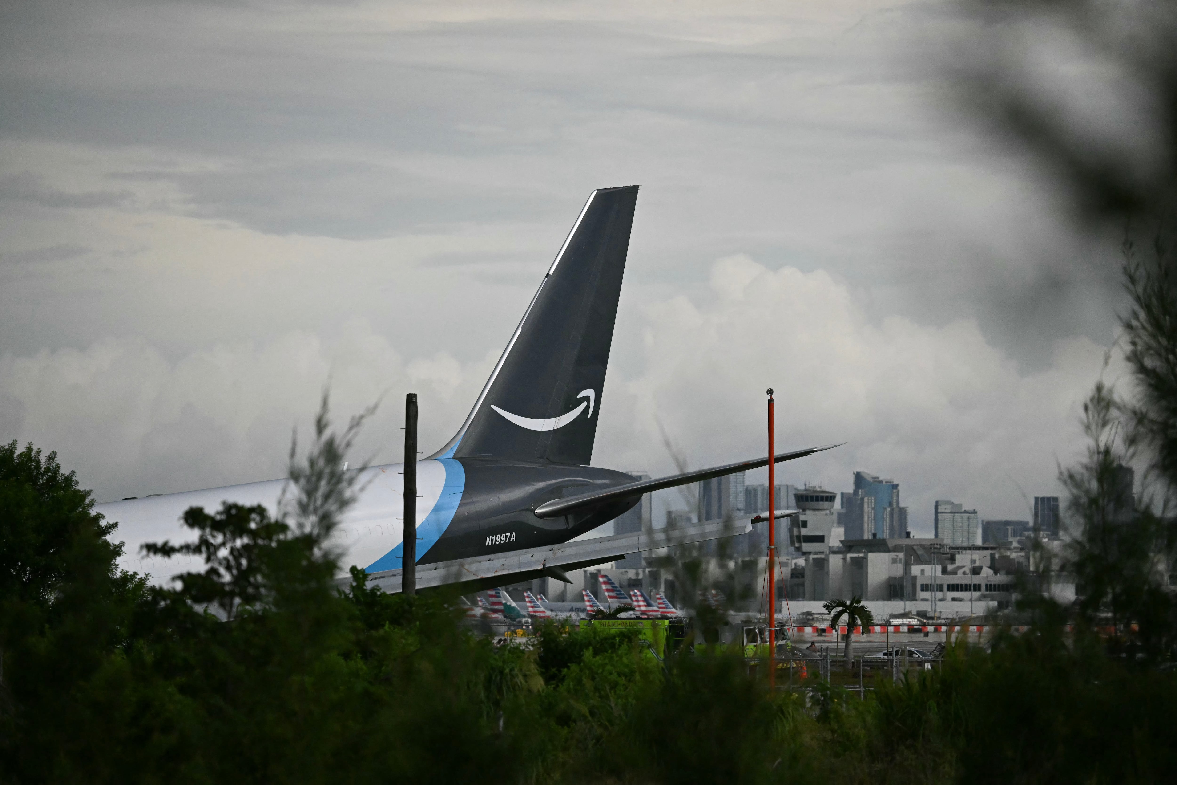 La sección de cola de un avión de carga de Amazon que se estrelló en el Aeropuerto Internacional de Miami tras salirse de la pista el 6 de septiembre de 2026. (Foto de CHANDAN KHANNA / AFP).