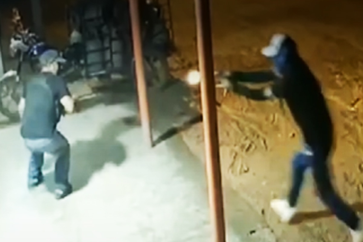 Tras consumar el homicidio, el delincuente arrebató el canguro que contenía el dinero y huyó con su cómplice.