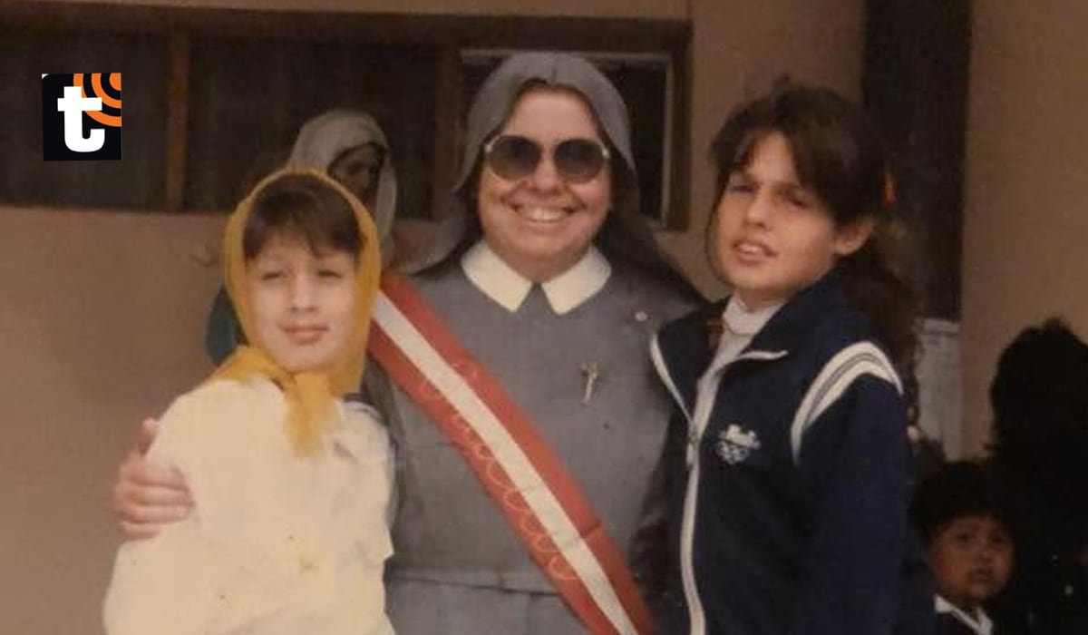 Rebeca Escribens (a la derecha) y su hermana.