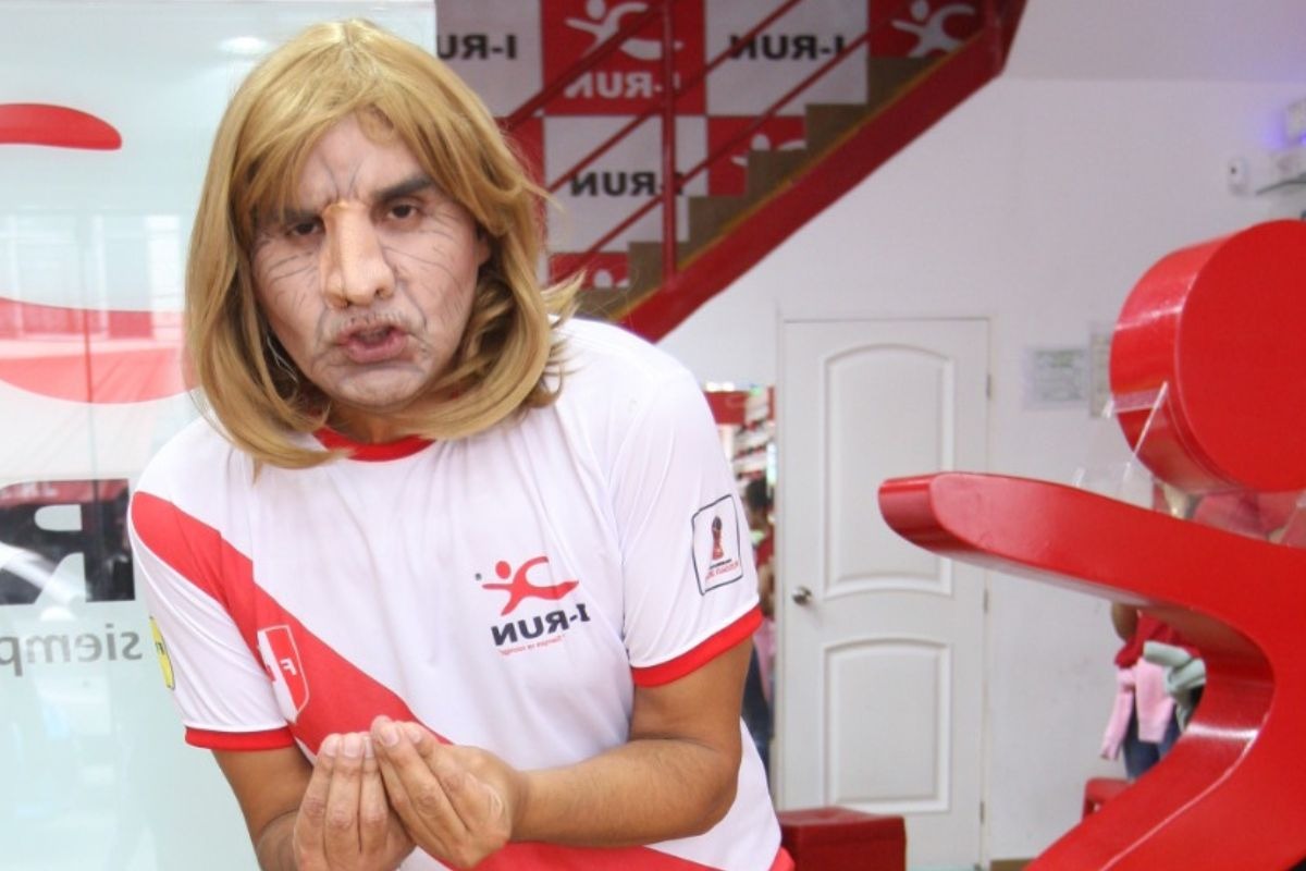 Arturo Álvarez como el 'Profe Gareca'.