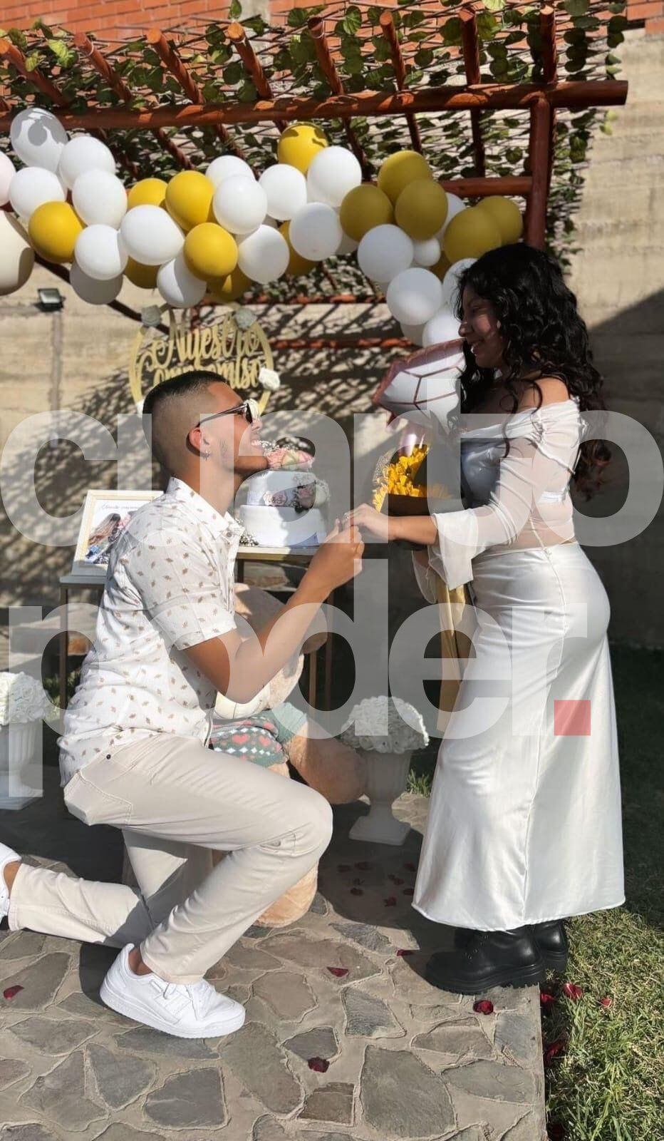 Fotografía demuestra que asesor y hermana de congresista tendrían una relación.