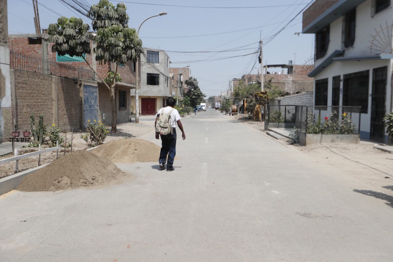 Calle Los Álamos, urbanización La Alborada, Comas. Vecinos exigen más seguridad.