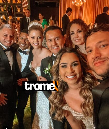 Giselo, su mánager, Ethel Pozo, Julián Alexander y Janet Barboza junto con los novios.