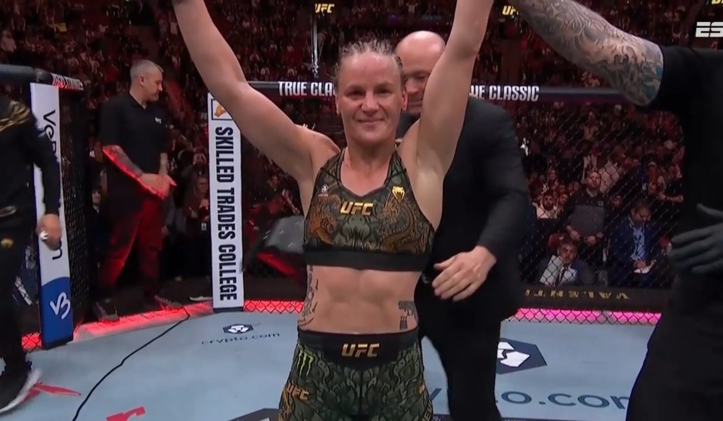 Valentina Shevchenko se impone a Manon Fiorot en el UFC 315. (Captura Disney Plus)