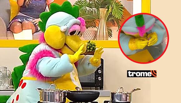 Timoteo cocinando con guantes