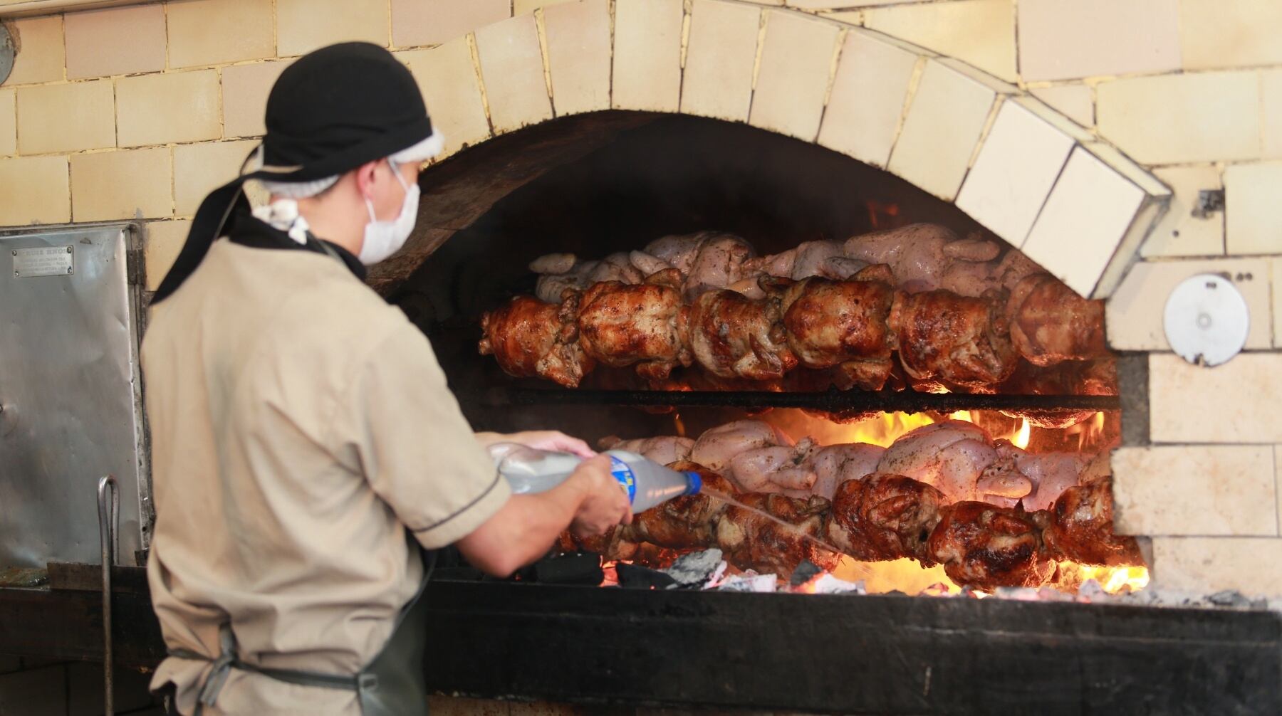 El pollo a la brasa es un plato fundamental en la gastronomía peruana. Foto: El Comercio.
