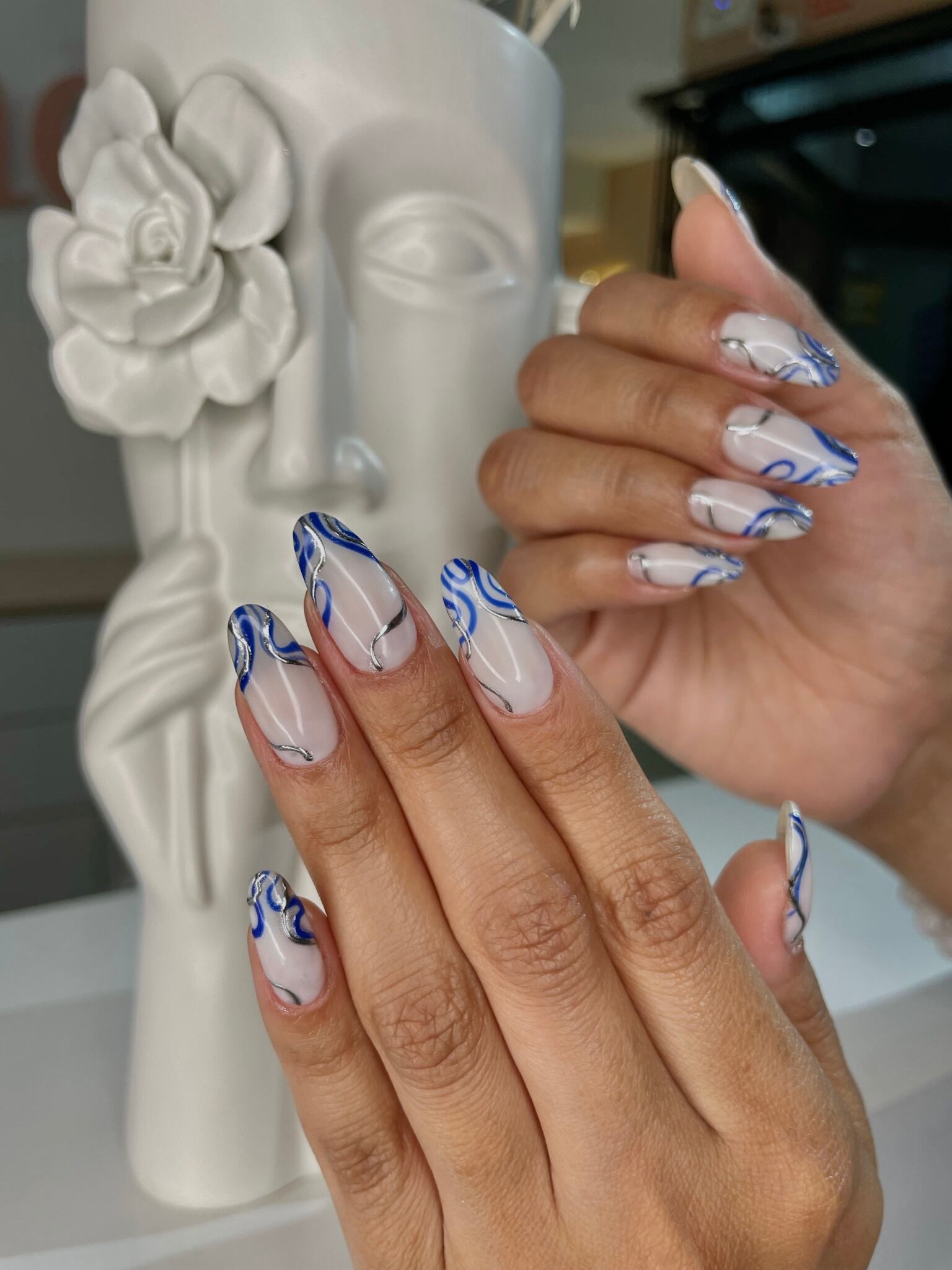 En los locales mantienen los protocolos de seguridad para que las herramientas estén siempre esterilizadas.