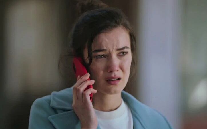 Ceylin llorando mientras habla por celular (Foto: Ay Yapım)