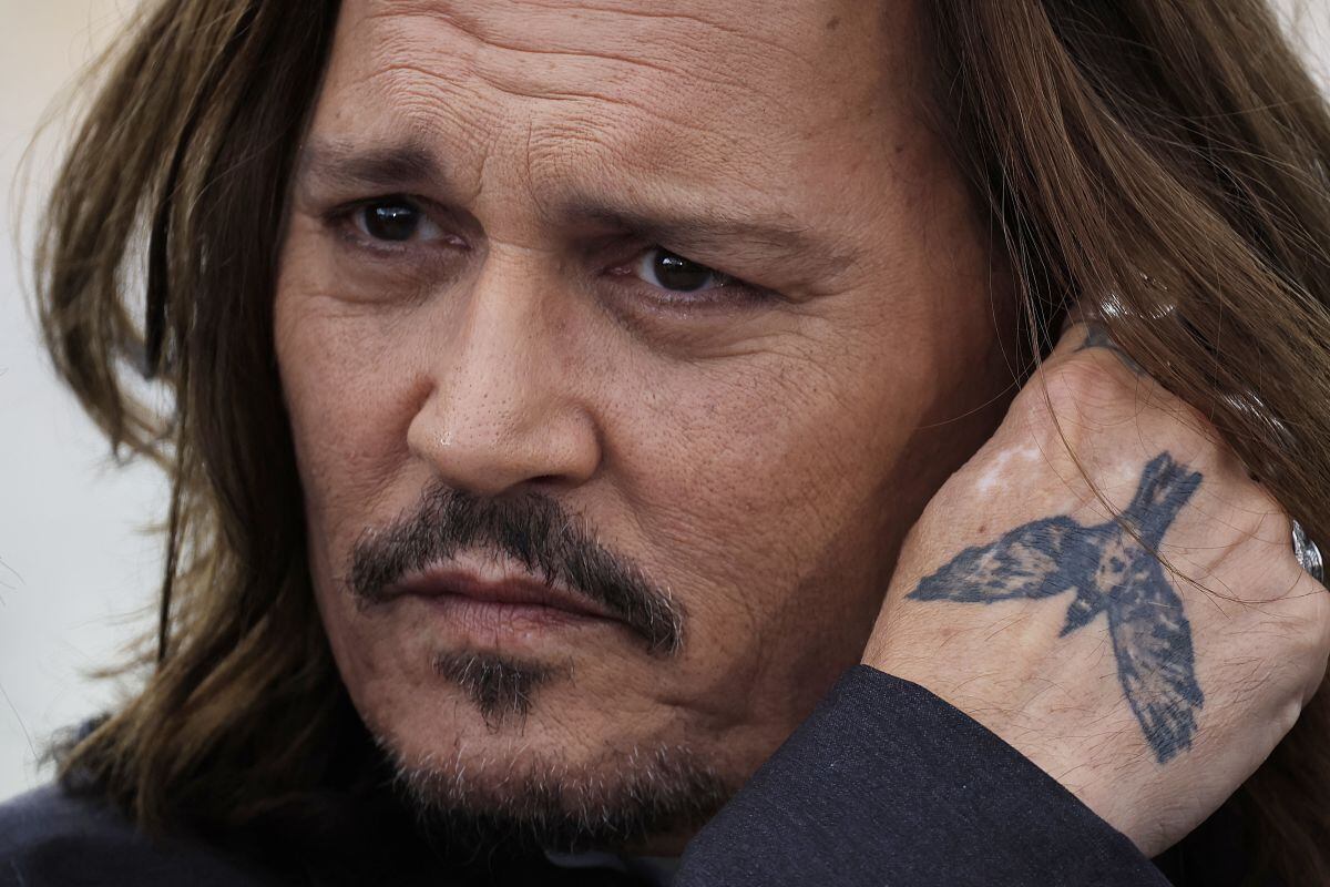 El actor estadounidense Johnny Depp posa durante una sesión fotográfica para la película "Jeanne Du Barry" durante la 76ª edición del Festival de Cine de Cannes en Cannes, sur de Francia, el 17 de mayo de 2023 (Foto: Valery Hache / AFP)