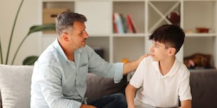 La curiosidad de los hijos sobre su cuerpo es natural. Conoce cómo responder sus preguntas y brindarles información adecuada en cada etapa. Foto: Istock.