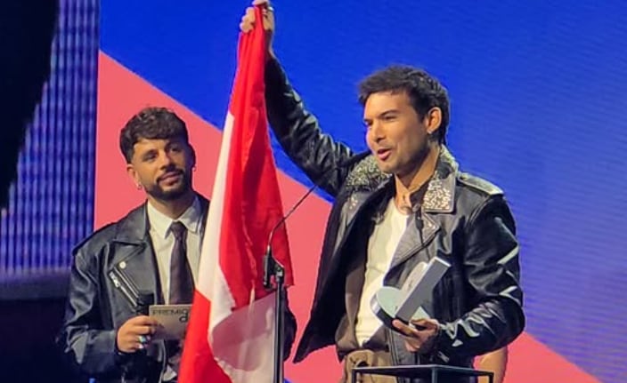 Ezio Oliva es el primer peruano en ganar el Premio Dial en España y estuvo acompañado de su familia.