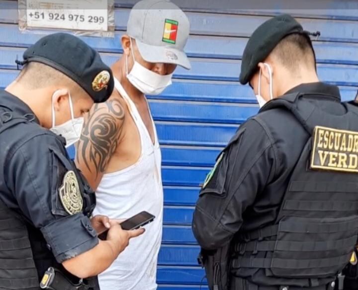 Vendedora ambulante le regala plato de comida a extranjero y él le roba su celular.
