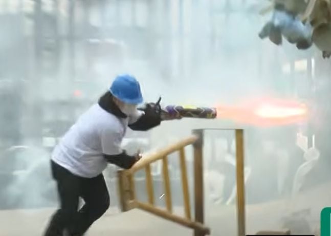 Vecinos se enfrentaron con palos y fuegos artificiales a la Policía. Foto: Latina