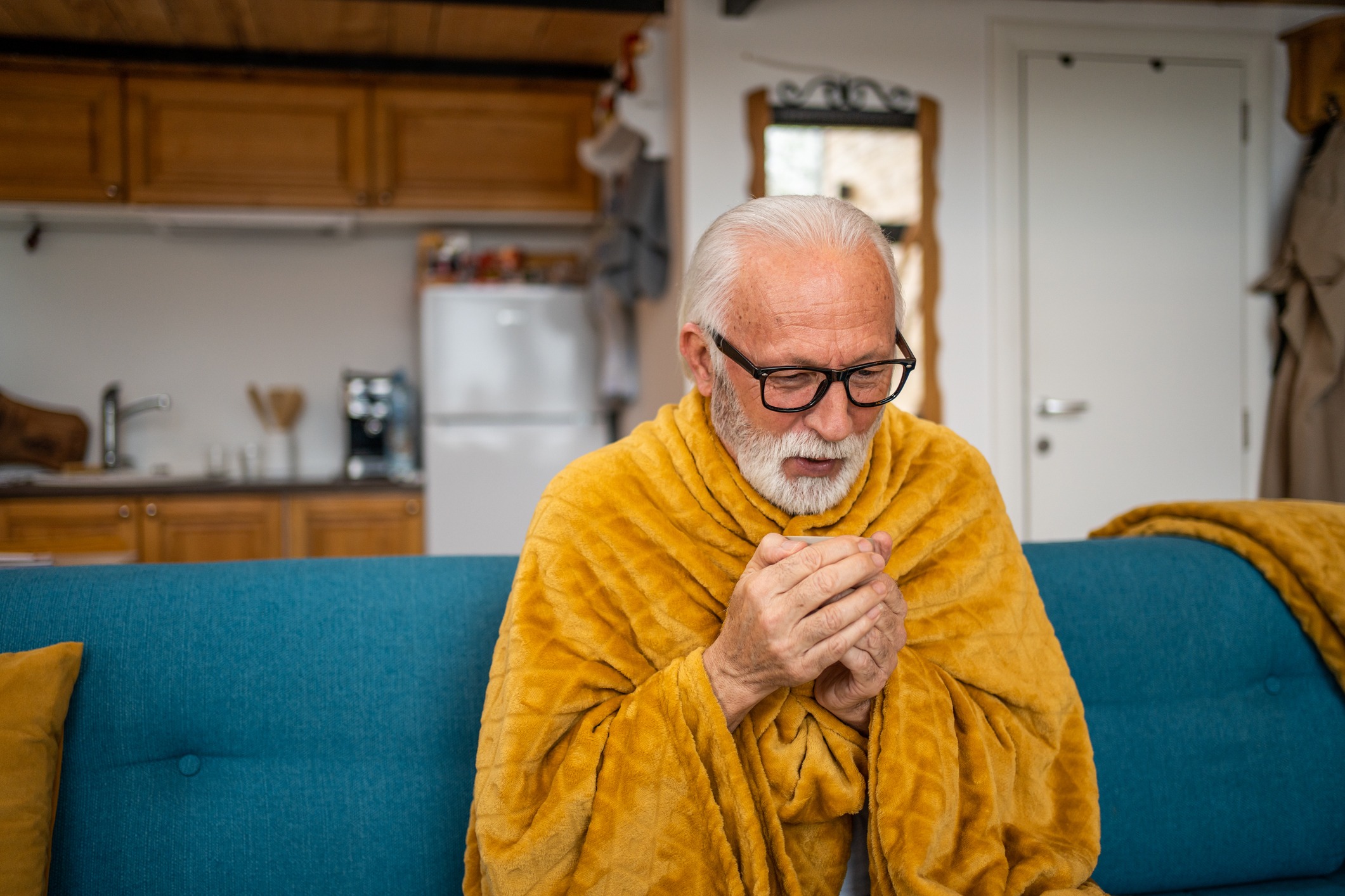 Cuidado de los abuelitos en invierno. Foto: Istock
