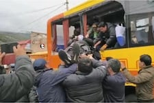 ¡TRAGEDIA EN LA CARRETERA! Enorme roca cae sobre bus interprovincial y deja un muerto y varios heridos en Cusco