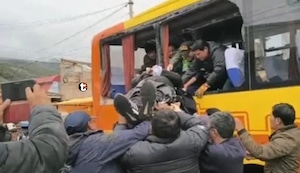 ¡TRAGEDIA EN LA CARRETERA! Enorme roca cae sobre bus interprovincial y deja un muerto y varios heridos en Cusco