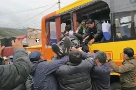 ¡TRAGEDIA EN LA CARRETERA! Enorme roca cae sobre bus interprovincial y deja un muerto y varios heridos en...