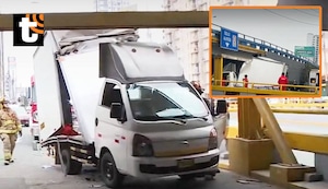 Magdalena: camión de carga choca contra puente en la avenida Brasil y queda atascado