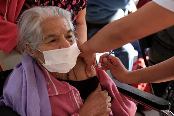 Vacuna COVID-19 hoy: cómo registrarte y dónde vacunarte en México si eres adulto mayor (Foto: Getty Images).