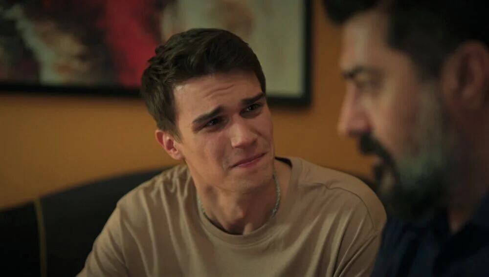 Kann se quiebra frente a Akif en la telenovela turca "Hermanos" (Foto: NG Medya)