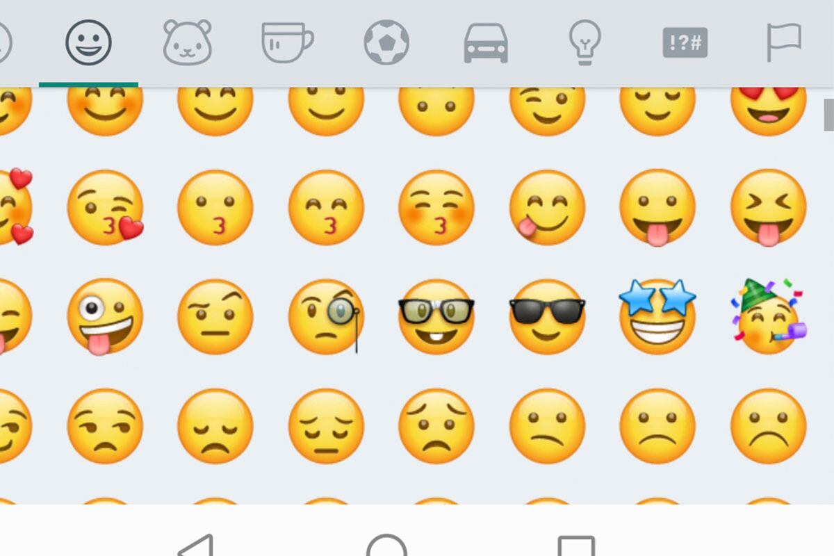 El emoji de la lengua afuera se encuentra en WhatsApp desde el 2015 y muchos desconocían su significado. (Foto: Emojipedia)