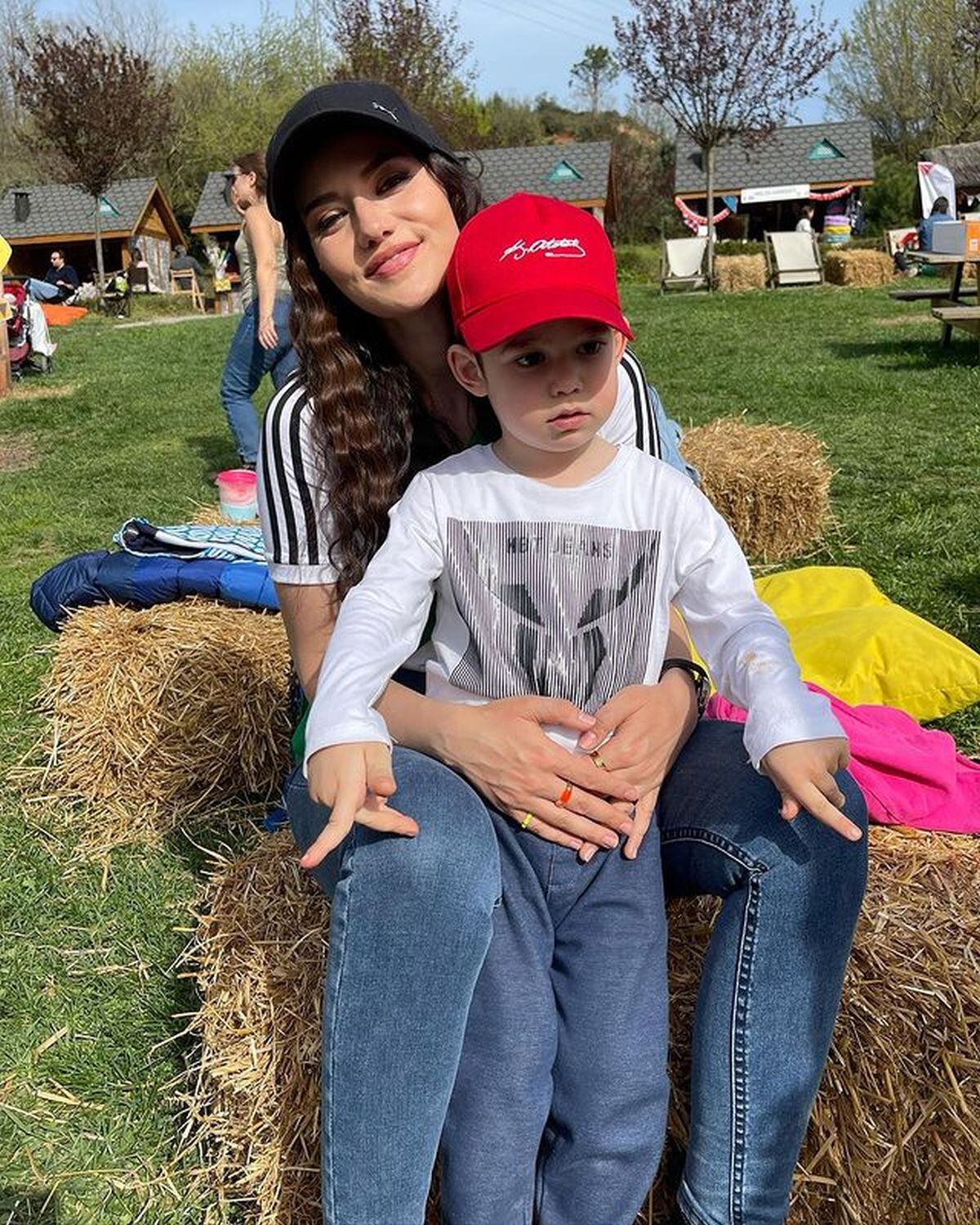 Fahriye, que cumplirá 37 años en junio, junto a Karan (Foto: Fahriye Evcen / Instagram)