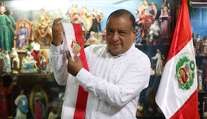 ¡El hombre detrás del poder! La historia del artesano que borda la banda presidencial en cada crisis