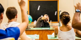 Los padres deben enseñar a los hijos que los profesores son figuras de autoridad y merecen respeto. Del mismo modo, evitar criticarlos y desacreditar su trabajo en casa, porque eso les da permiso para faltarles el respeto en el aula. Foto: Istock