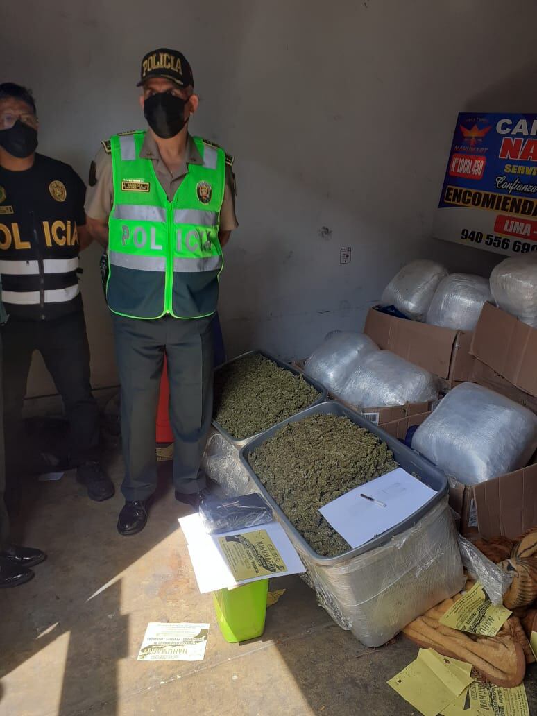 Un grupo de policías de Depincri La Victoria-San Luis decomisaron 100 kilos de marihuana y 1 de cocaína en un almacén. (foto: Mónica Rochabrum/trome)