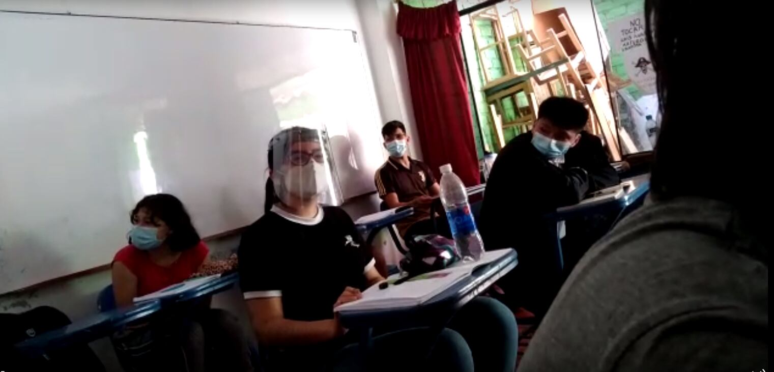 Los alumnos no guardaban el distanciamiento de dos metros.
