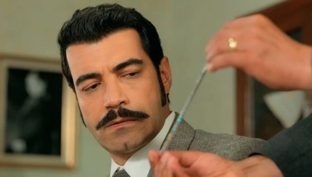 Gaffur le entrega la pulsera de Ümit a Demir, frente a Sevda y Züleyha (Foto: Tims & B Productions)