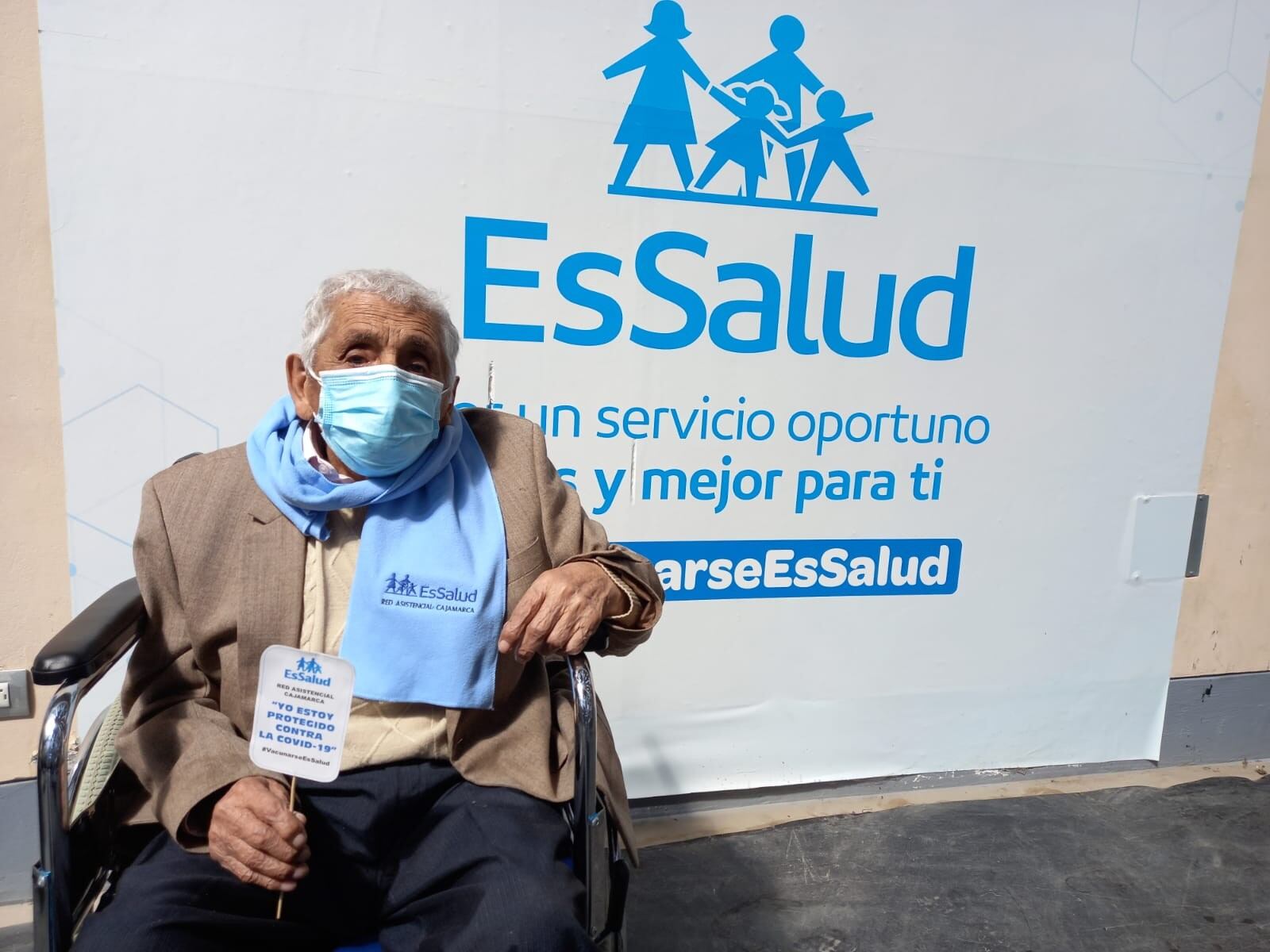 Don Segundo Marcos Cabellos Vargas (102) se vacunó contra la covid-19 en Cajamarca y bailó carnaval.