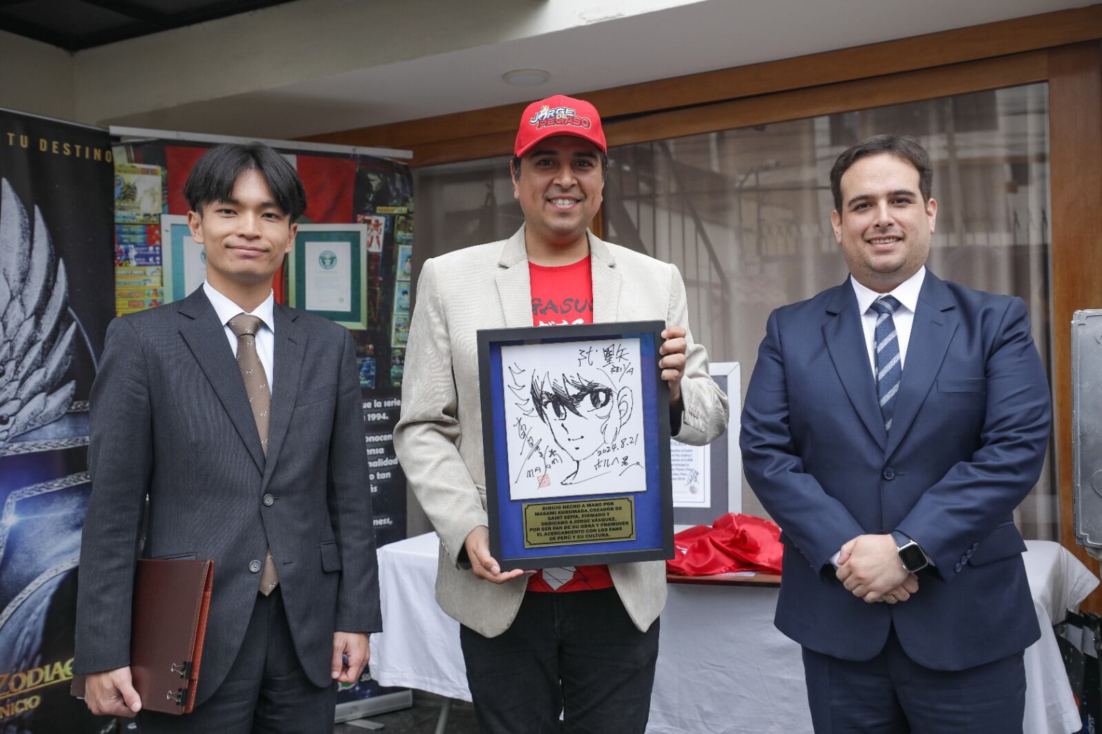 'Jorge de Pegaso' ha recibido diversos reconocimientos internacionales, gracias justamente a su impresionante coleccion. Aquí en un reconocimiento junto a Ryo Ito (representante de la Embajada de Japón en Perú) y Julio Tenorio (representante de la Embajada del Perú en Japón).