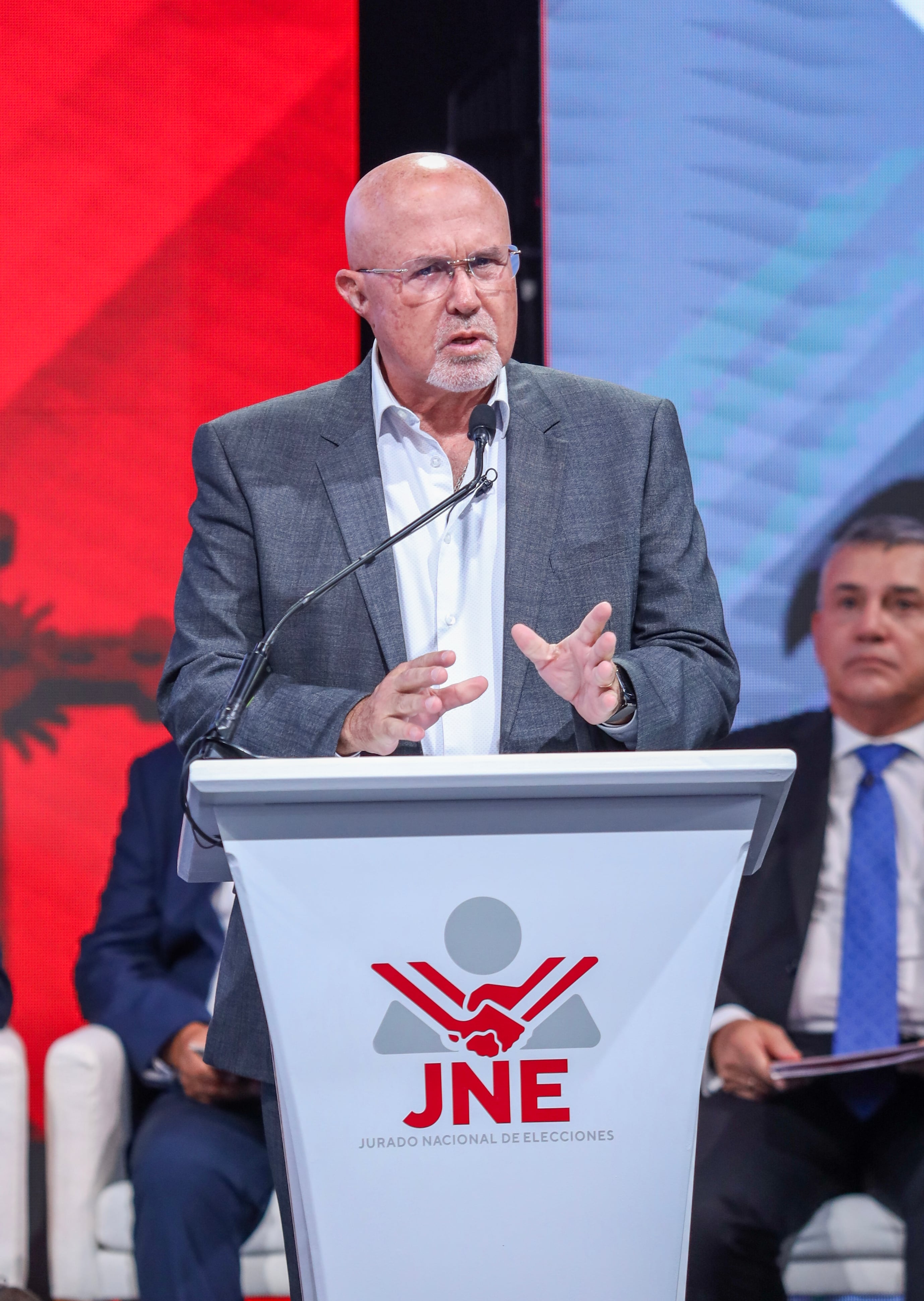 Carlos Bruce. Foto: EFE/ Jurado Nacional de Elecciones