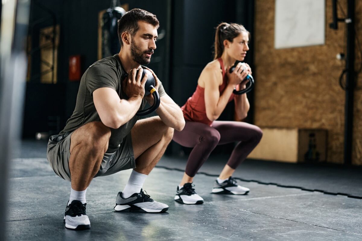 Ejercicios de fuerza para ganar masa muscular. Foto: Istock.