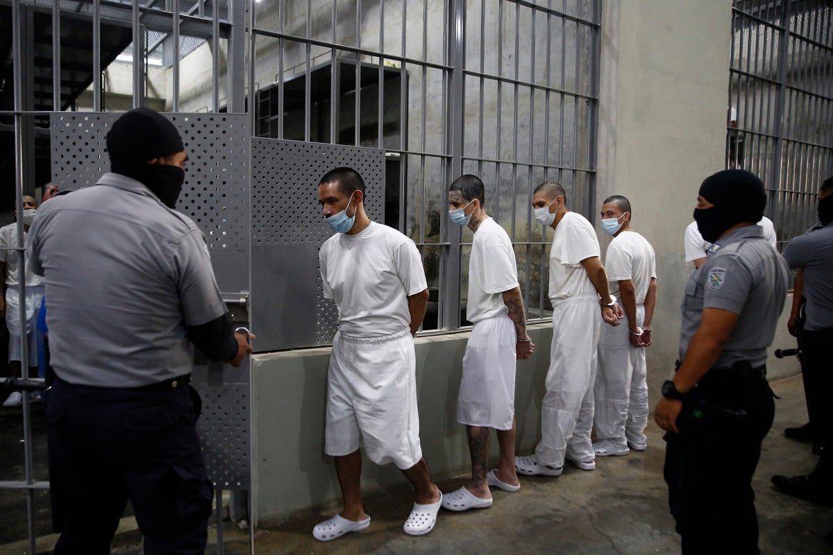 Un grupo de reclusos en el Centro de Confinamiento del Terrorismo (Cecot), en Tecoluca, El Salvador, el 4 de abril de 2025. (Foto de Rodrigo Sura / EFE)