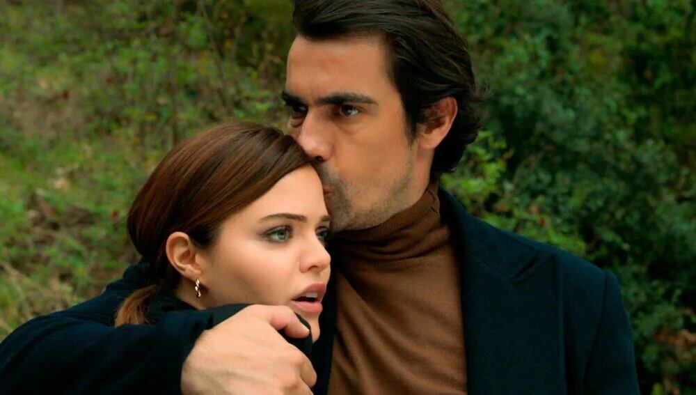 Hakan salva a Züleyha de una muerte segura en "Tierra amarga" (Foto: Tims & B Productions)